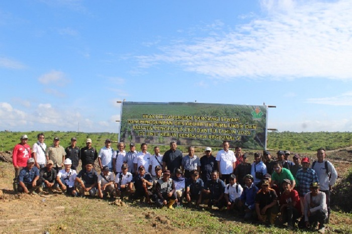 FOTO BERSAMA : Foto bersama para peserta In House Training Tanaman Ulang dan Pemancangan PTPN IV Regional V di Kembayan, Sabtu (24/2).