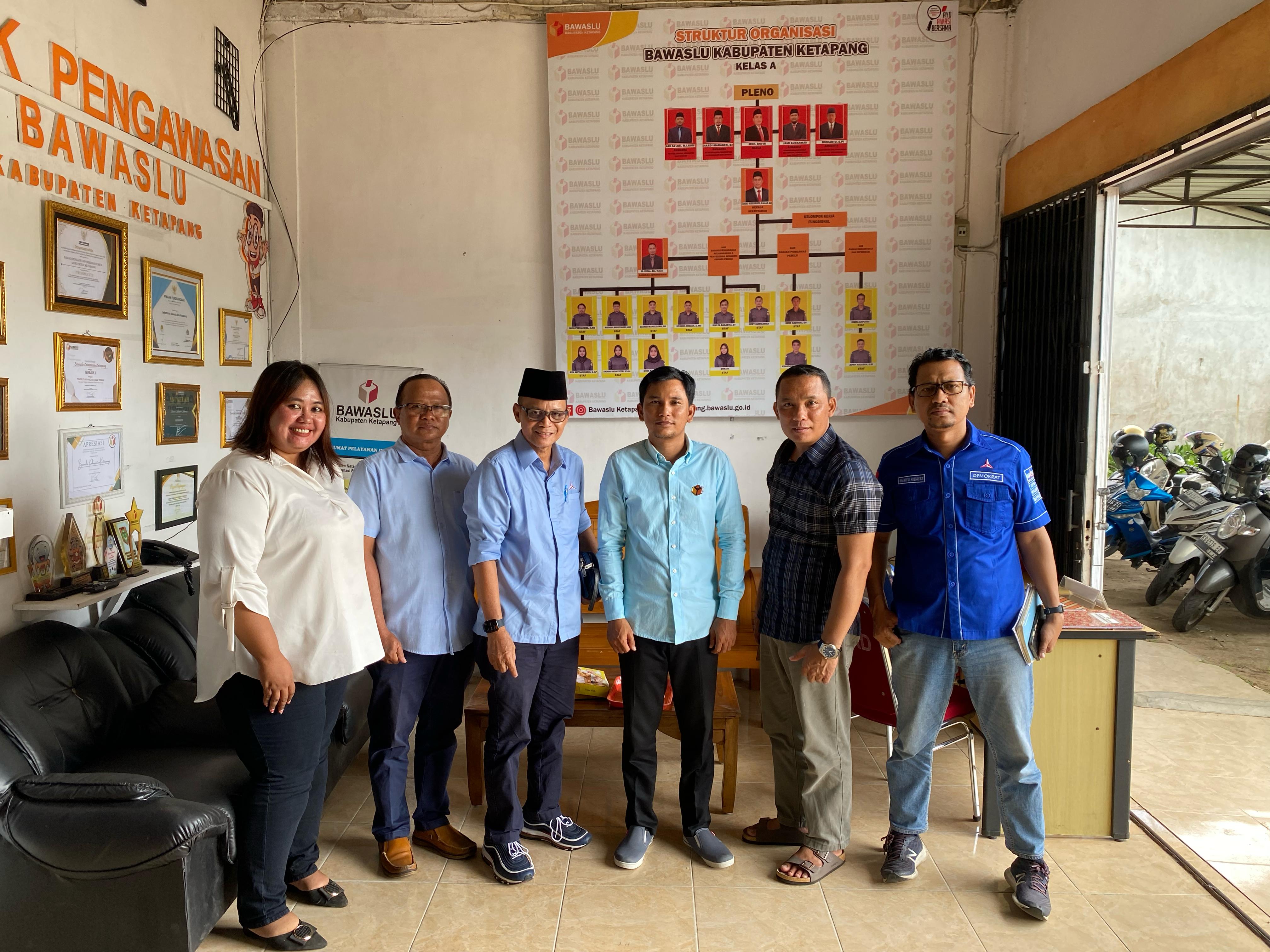 Ketua DPCPartai Demokrat Ketapang Rasmidi (tiga dari kiri) saat menyampaikan keterangan terkait dugaan kecurangan di Kantor Bawaslu Ketapang, Rabu (28/2).