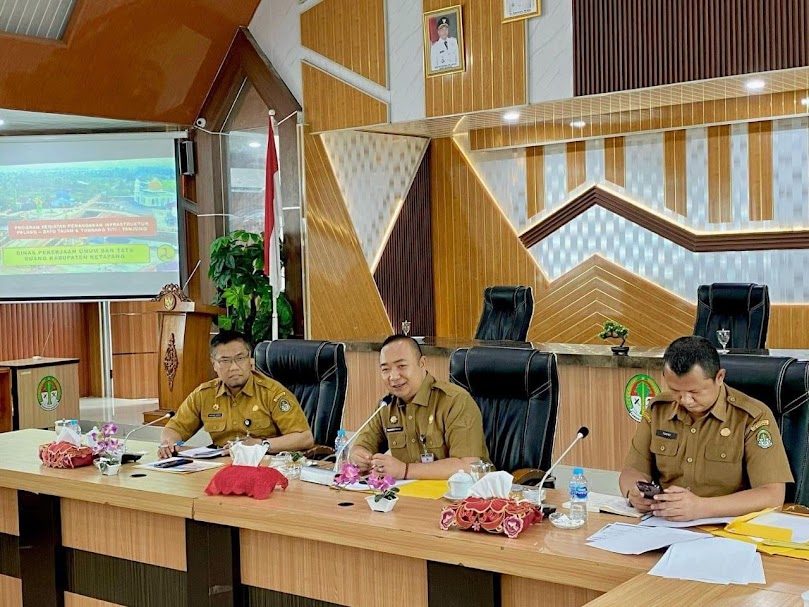 BERI ARAHAN: Sekretaris Daerah Ketapang, Alexander Wilyo, memberikan arahan saat memimpin Rapat Koordinasi Penanganan Ruas Jalan Pelang-Batu Tajam, Selasa (27/2) di Kantor Bupati Ketapang.