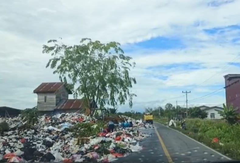 MELUBER: Kondisi TPA di Desa Sibau Hulu ini cukup memprihatinkan karena sampah sudah mulai meluber ke badan jalan.