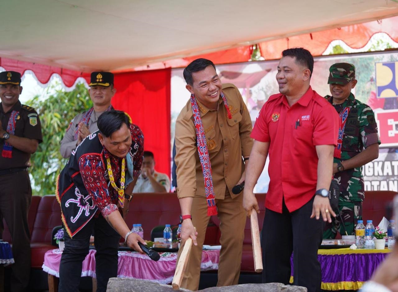 PUKUL KANGKUANG: Bupati Kapuas Hulu Fransiskus Diaan memukul kangkuang sebagai tanda diresmikannya ruas jalan Sibau Hulu &ndash; Potan, secara simbolis, dalam seremoni yang berlangsung di Kec. Putussibau.