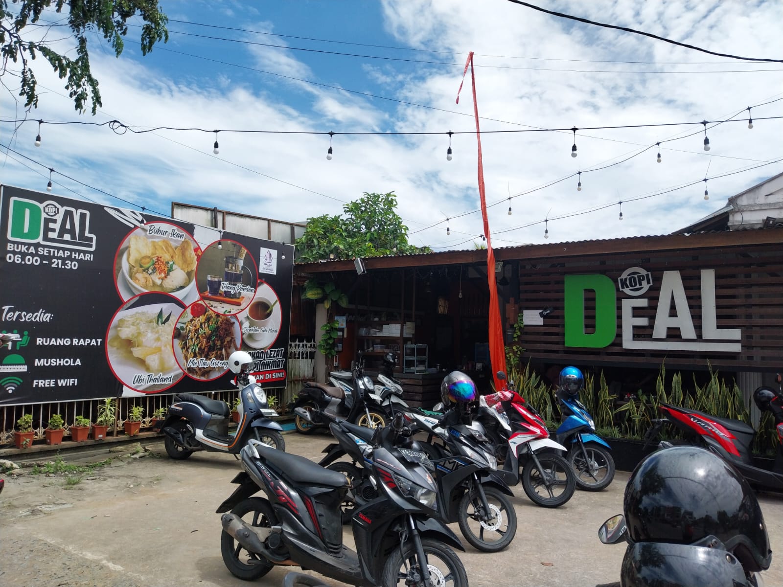 KAFE : Kopi Deal salah satu kafe di Kota Pontianak yang memanfaatkan produk KUR Bank Kalbar untuk pengembangan usaha.&nbsp;SITI/PONTIANAK POST