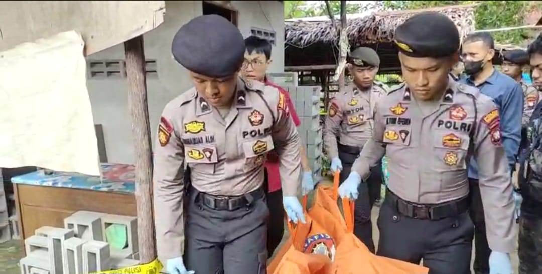 PENEMUAN MAYAT: Penemuan mayat Kakek Sudiono di Jalan Demang Akub, Naram, Singkawang Utara oleh aparat kepolisian, Rabu (28/2).