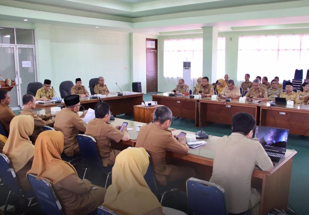 RAPAT : Suasana rapat Forum Perangkat Daerah Tahun Anggaran 2025 di Aula Kantor Bappeda Kabupaten Mempawah.