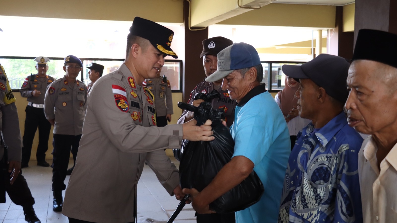 BANSOS: Kapolres Kapuas Hulu AKBP Hendrawan saat menyerahkan bansos dari Polda Kalbar untuk masyarakat Kapuas Hulu.