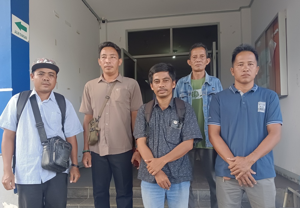 PLN: Perwakilan dari masyarakat desa Teluk Geruguk saat mendatangi kantor PLN Putussibau.