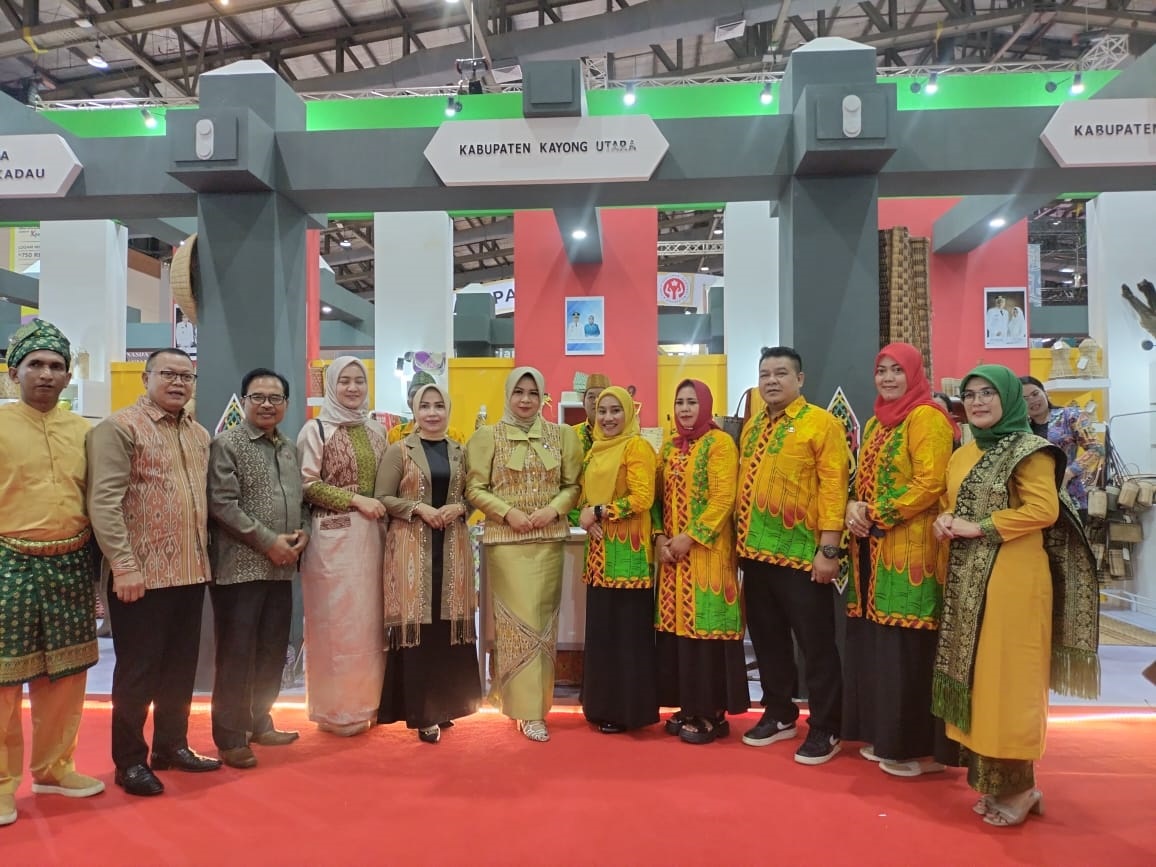 INACRAFT : Penjabat (Pj) Ketua Dekranasda Kabupaten Kayong Utara Tengku Mardiana Romi pada&nbsp; pembukaan Inacraft Tahun 2024 di Jakarta Convention Center (JCC), Rabu (18/02).