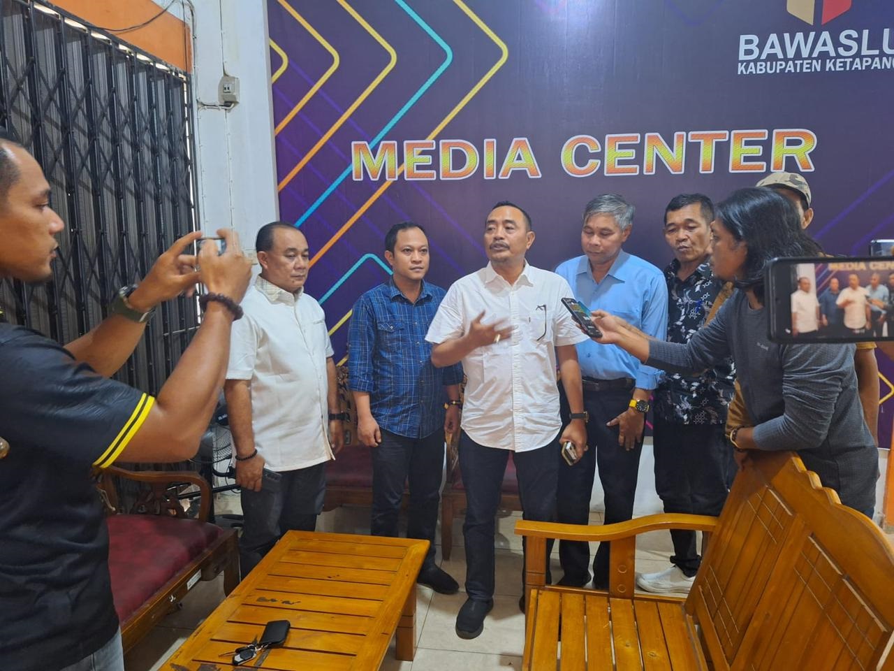 BERI KETERANGAN: Ketua Bawaslu Ketapang, M Dofir diwawancarai awak media terkait dugaan penggelembungan suara untuk salah satu partai di Kecamatan Kendawangan.