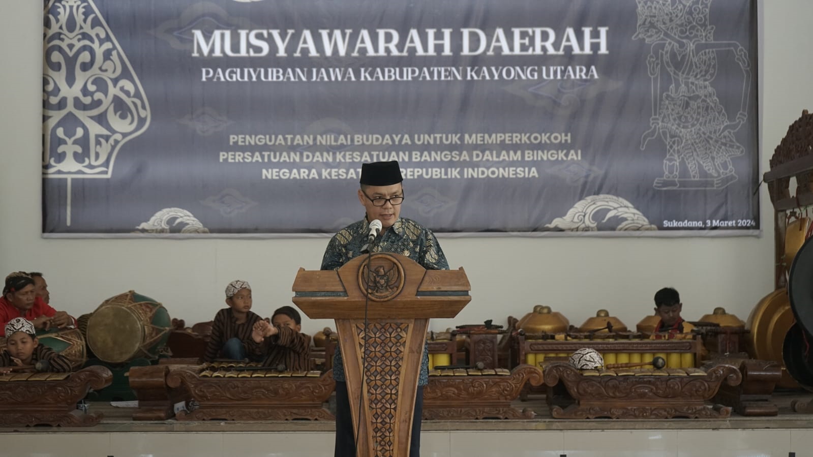 BUKA MUSDA: Penjabat (Pj) Bupati Kayong Utara, Romi Wijaya, saat membuka Musyawarah Daerah (Musda) Paguyuban Jawa Kabupaten Kayong Utara, Minggu (3/3).