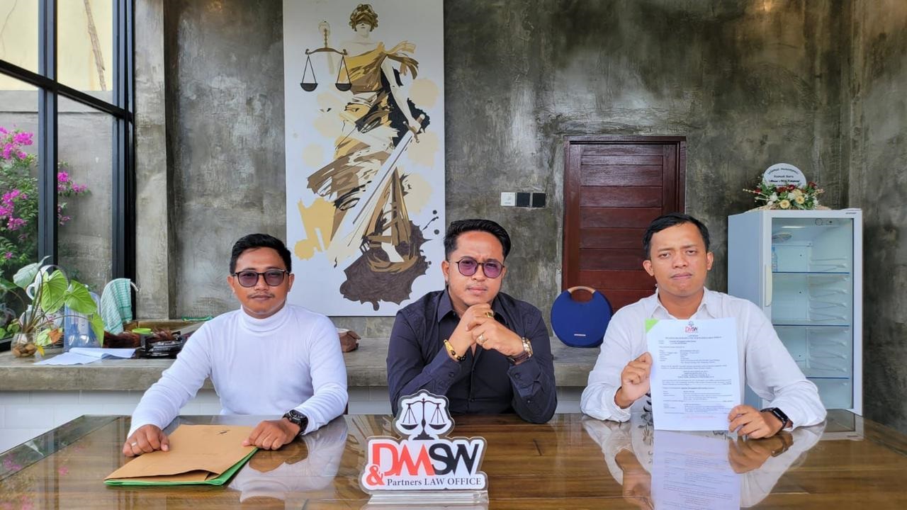 LAPORKAN: Tim kuasa hukum M. Ali, saat memberikan keterangan kepada awak media terkait laporannya ke DKPP, Minggu (3/3).