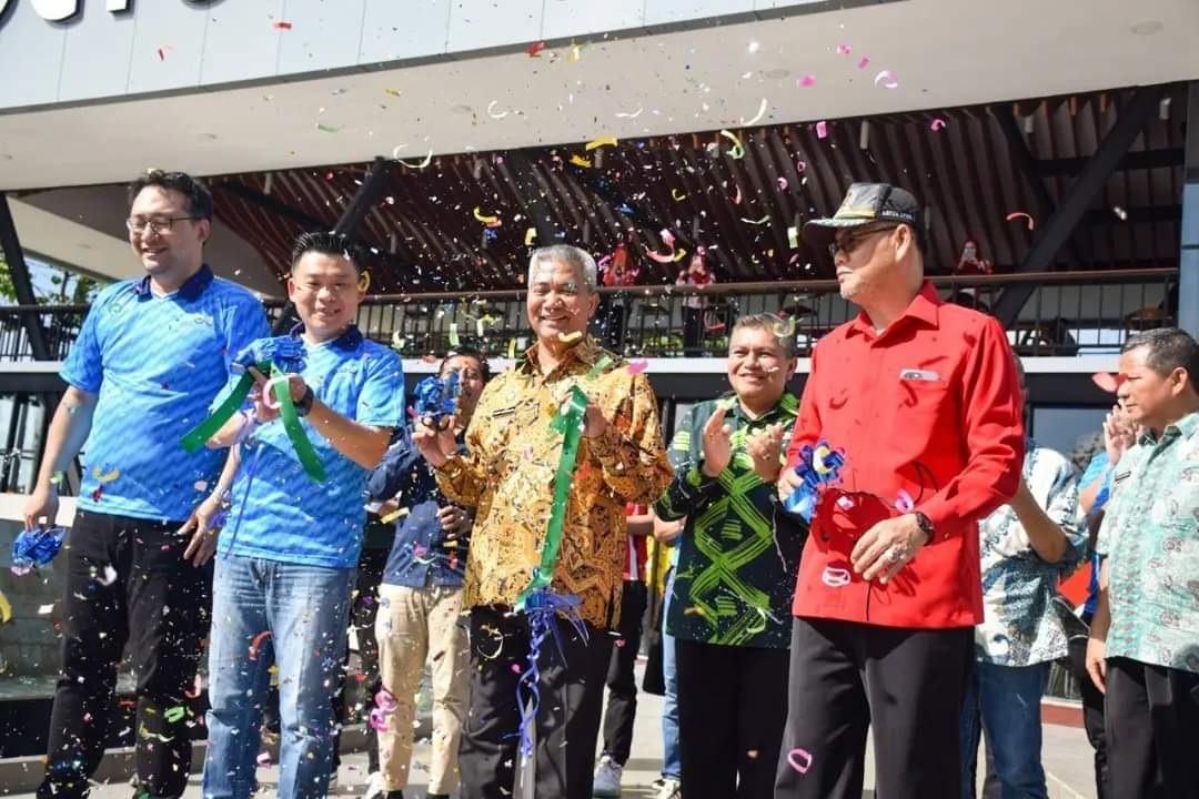 RESMIKAN: Pj Bupati Kubu Raya, Syarif Kamaruzaman meresmikan Octo Sport and Lifesyle Hub di Jalan A. Yani 2, Kecamatan Sungai Raya, Minggu (3/3).