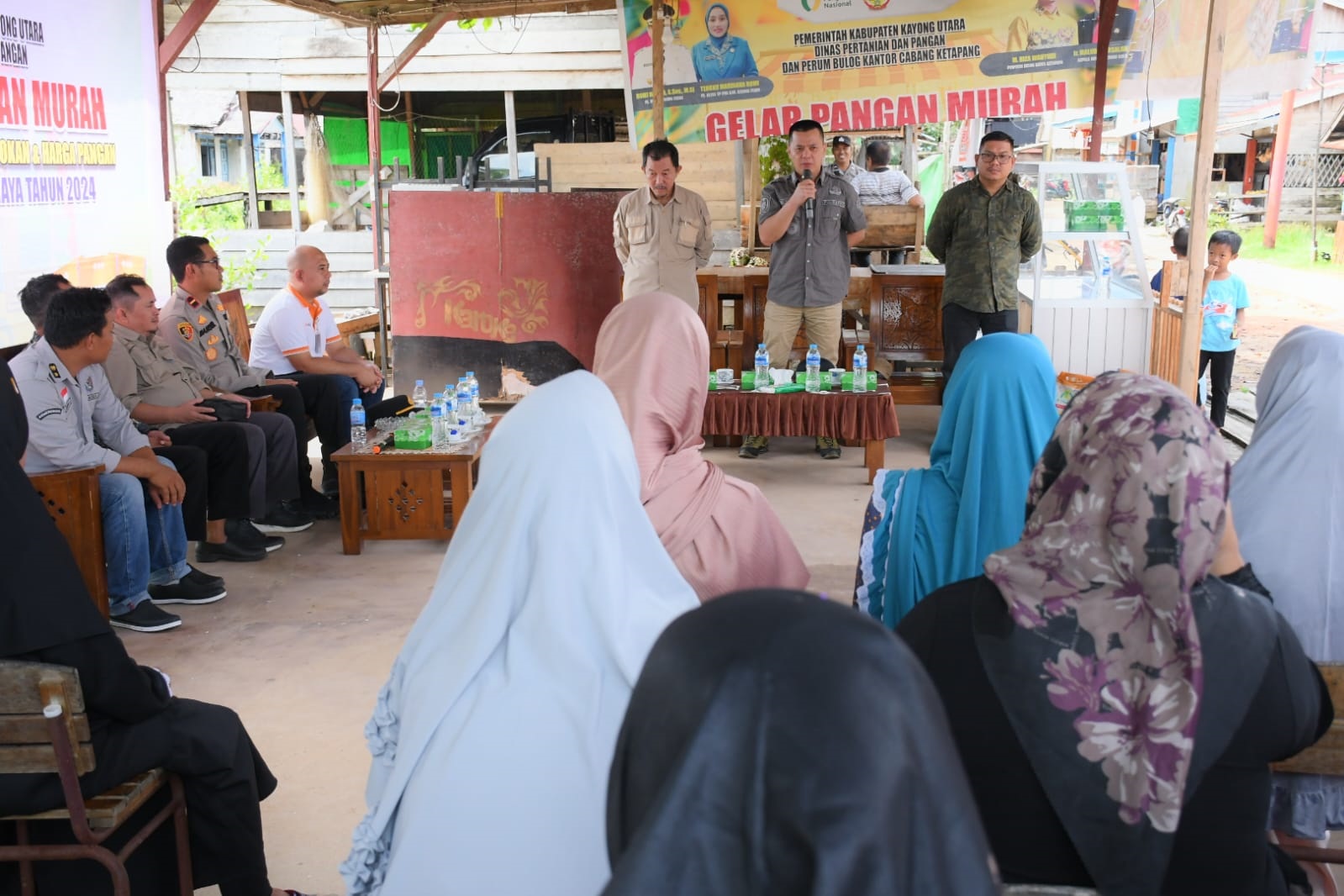TINJAU: Penjabat Bupati Kayong Utara, Romi Wijaya saat meninjau kegiatan GPM di Pulau Maya, Sabtu (2/3).