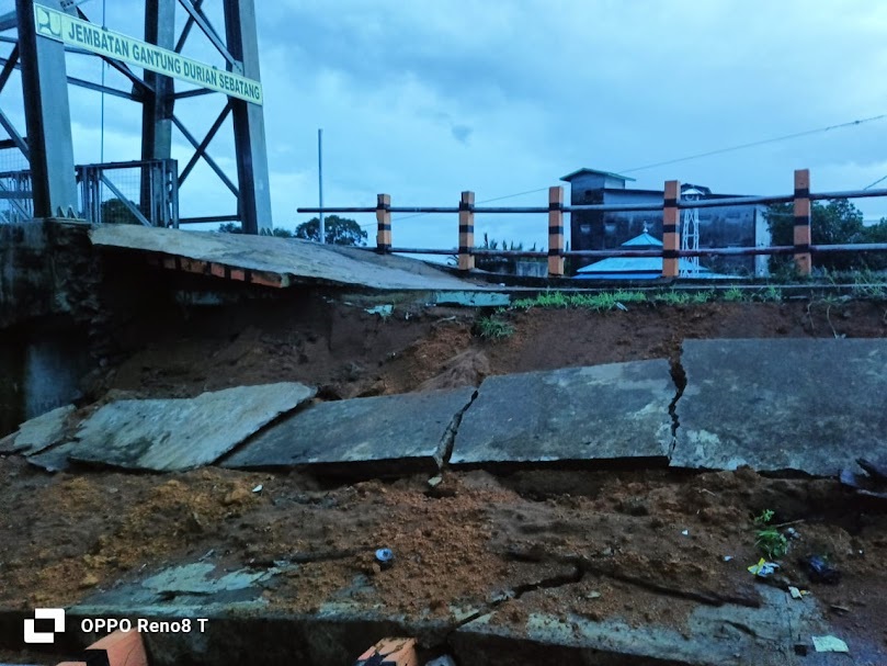 ROBOH: Kondisi robohnya bagian jembatan gantung di Desa Durian Sebatang, Kecamatan Seponti, yang dibangun pada 2022 lalu.