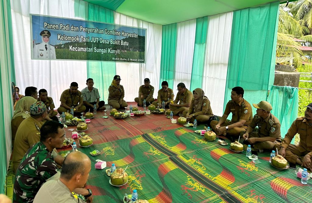 PERTEMUAN : Suasana pertemuan Bupati Mempawah, Hj Erlina, SH, MH dan para petani di Desa Bukit Batu.