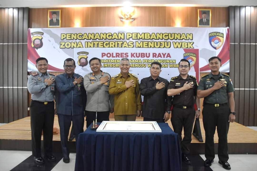 DIABADIKAN: Pj Bupati Kubu Raya Syarif Kamaruzaman bersama jajaran Polres Kubu Raya dalam kegiatan pencanangan Pembangunan Zona Integritas menuju WBK dan WBBM di Aula Mapolres Kubu Raya, Selasa (5/3).