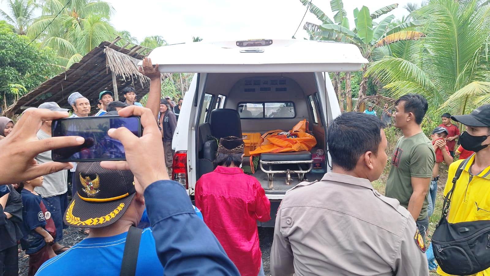 EVAKUASI: Proses evakuasi jenazah Marcel (13) yang ditemukan warga dalam kondisi meninggal di semak-semak pada Selasa (5/3) di Desa Matang Segarau, Kecamatan Tekarang.