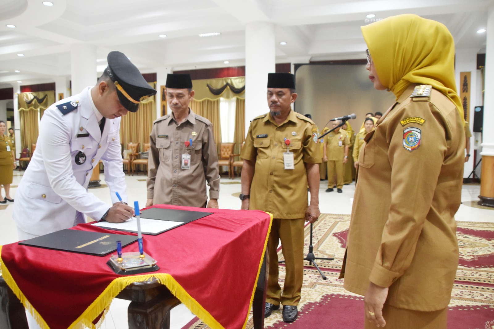 PELANTIKAN : Bupati Erlina saat memimpin pelantikan pejabat administrasi dan pengawas di lingkungan Pemkab Mempawah.
