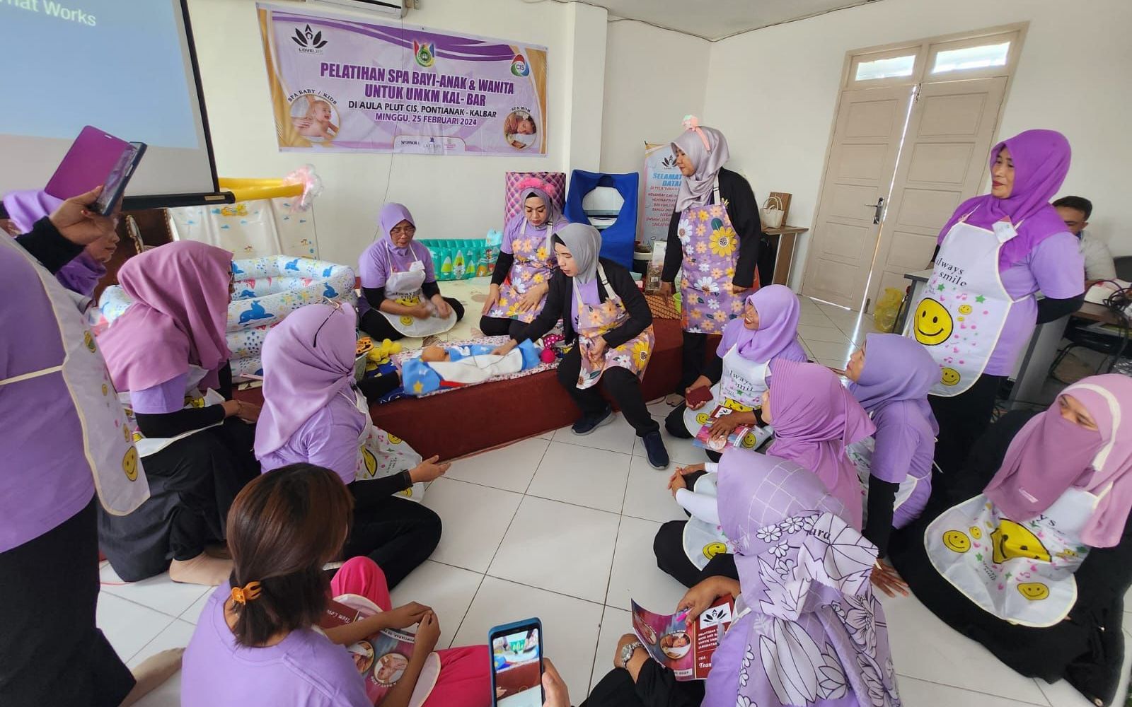 Pelatihan Spa Bayi-Anak dan Wanita untuk UMKM Kalbar, diselenggarakan di Gedung Plut Cis Lt.2 kantor Dinas Koperasi dan UKM Kalbar, Minggu (25/2).