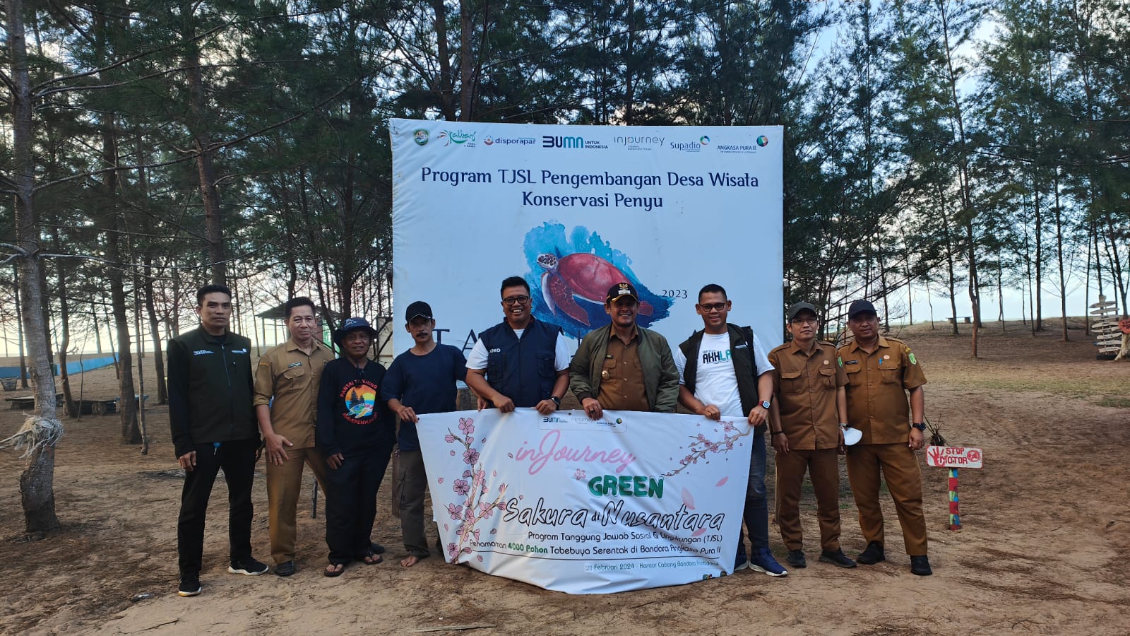 Perwakilan Bandara Internasional Supadio, Joko Wahyudi secara simbolis menyerahkan bantuan 4540 bibit pohon tabebuya kepada Pokdarwis Tanjung Api Dusun Sebubus, Kecamatan Paloh, Kabupaten Sambas.