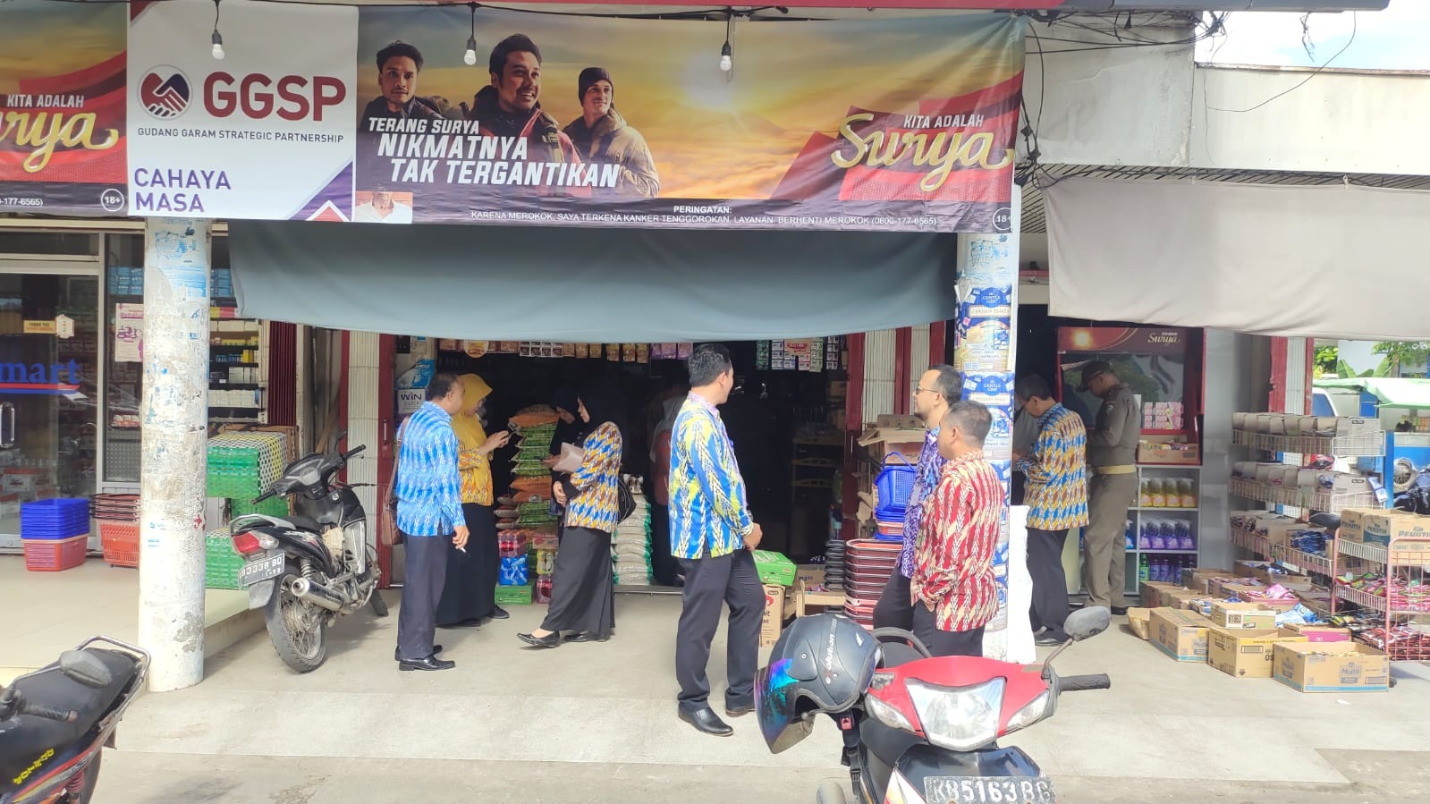 SIDAK: Rombongan pejabat melakukan sidak di Pasar Mempawah dan Pasar Sungai Pinyuh.