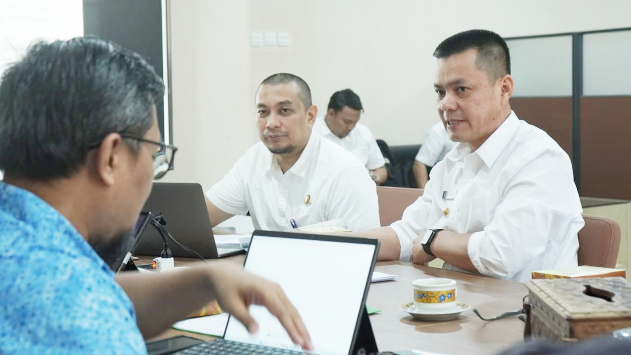 AUDIENSI: Pj Bupati Kayong Utara Romi Wijaya didampingi Kepala Dishub dan Kepala Bappeda saat menggelar audiensi.