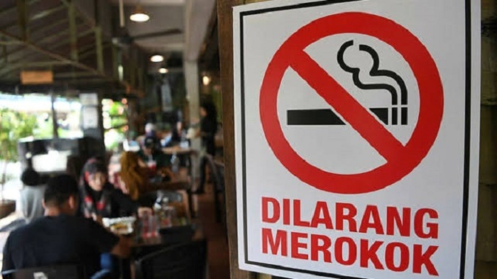 PERINGATAN: Salah satu papan peringatan dilarang merokok yang dipasang Pemkot Singkawang di Kawasan Tanpa Rokok.
