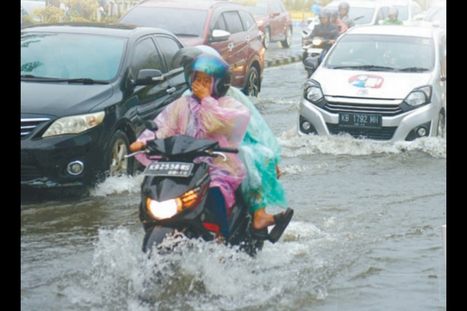 Tingginya curah hujan yang terjadi di Kota Pontianak menyebabkan  sejumlah ruas jalan terendam banjir. Salah satunya di Jalan Jalan KH  Wahid Hasyim, Kota Pontianak, Jumat (8/3).