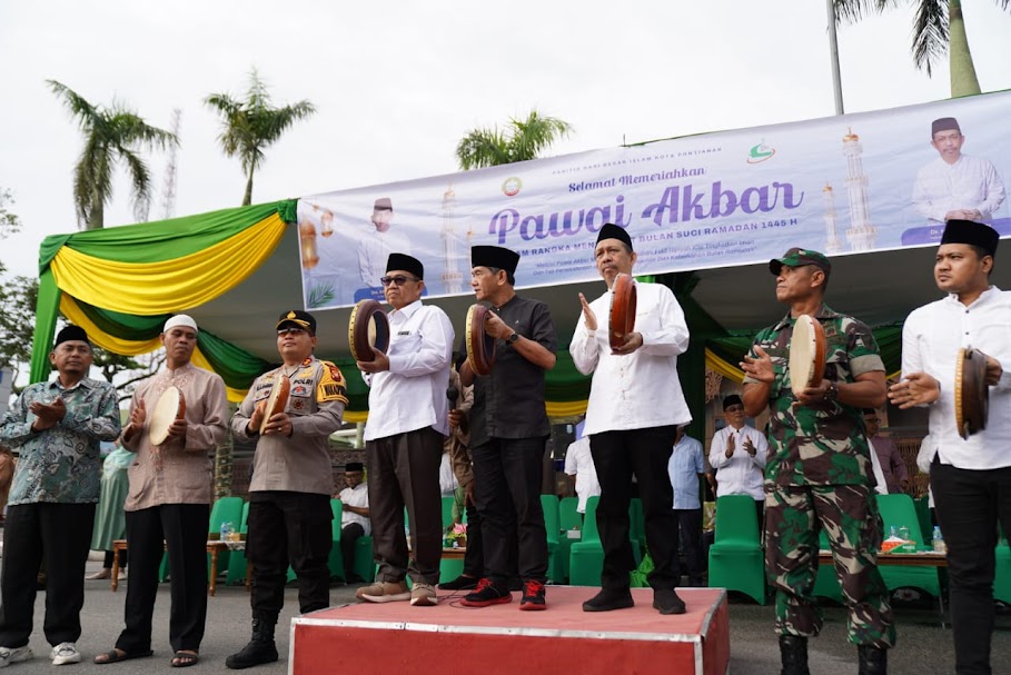 PUKUL REBANA: Penjabat Wali Kota Pontianak Ani Sofian beserta jajaran Forkopimda memukul rebana saat melepas para peserta Pawai Taaruf, Sabtu (9/3), di depan Kantor Wali Kota.
