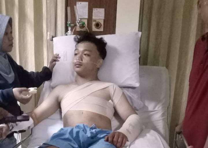 JALANI PERAWATAN: Fahrel Adilla, korban pembacokan orang tak dikenal masih mendapatkan perawatan di RSUD Soedarso Pontianak. Pemuda berusia 18 tahun tersebut mengalami pembacokan pada 24 Februari lalu