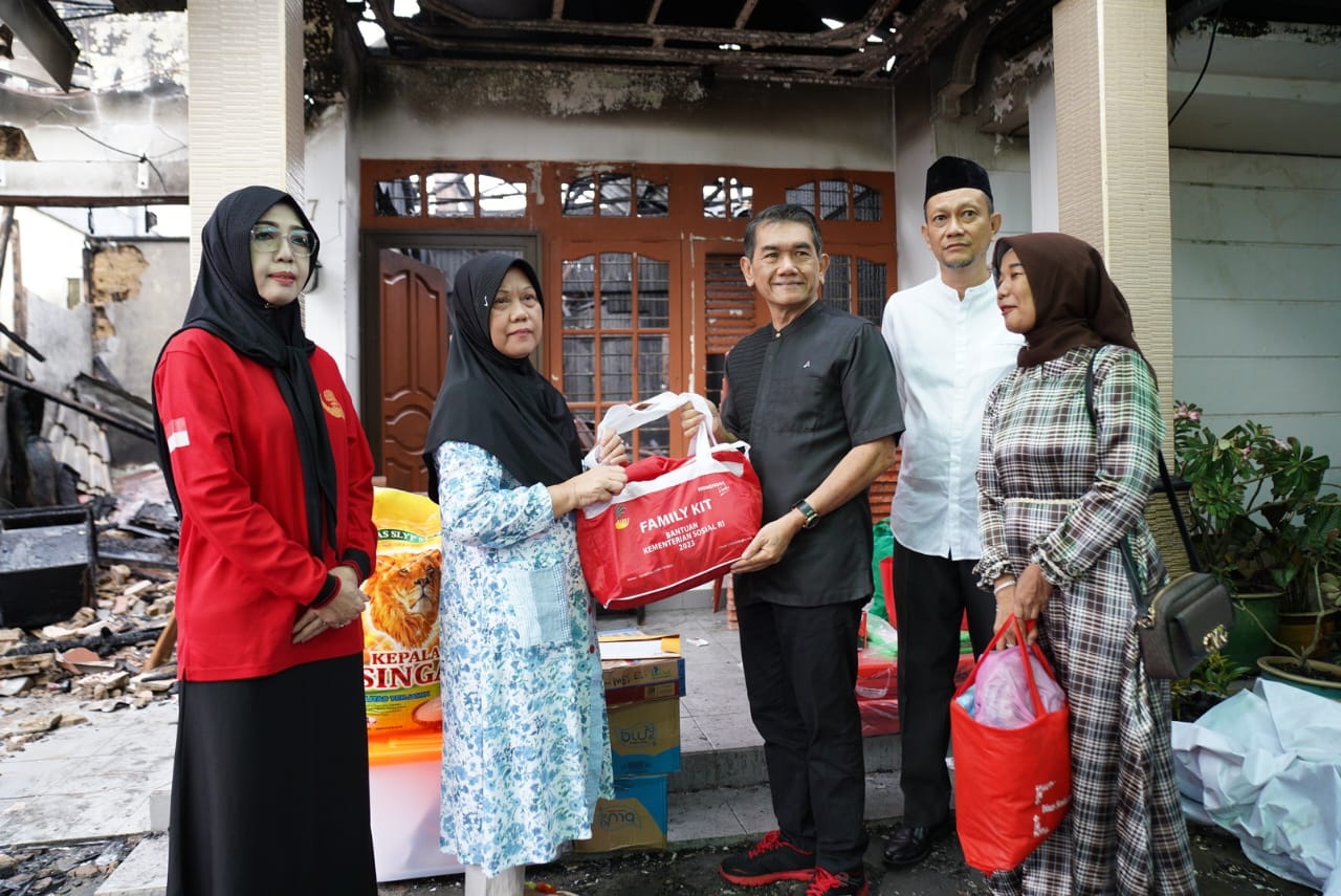 BANTUAN: Pj Wali Kota Pontianak Ani Sofian menyerahkan bantuan kepada korban musibah kebakaran.