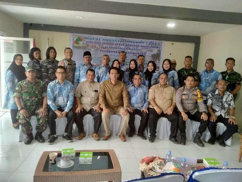 DIABADIKAN BERSAMA: Pengurus dan Dewan Pengawas serta anggota Koperasi TKBM Kendawangan Mandiri berfoto bersama Forkopimcam usai RAT 2023, Sabtu (9/3).