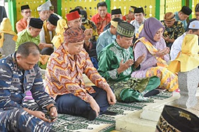 ZIARAH: Wabup Farhan didampingi Sekda Alexander Wilyo berziarah ke Makam Pengeran Iranata dan Makam Keramat Sembilan, Sabtu (9/3).