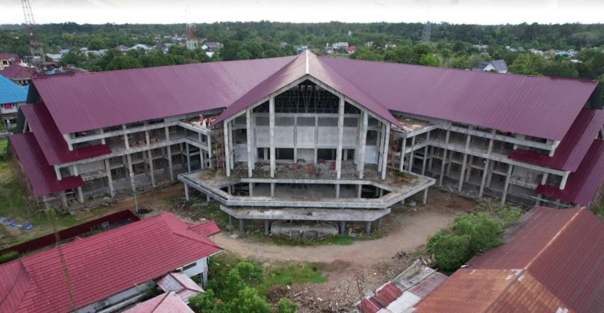GEDUNG SATAP: Gedung pelayanan satu atap ini yang dikerjakan Pemkab Kapuas Hulu sudah mencapai progress pembangunan hingga 83 persen. Diharapkan pada 2024 ini bangunan tersebut telah selesai di bangun