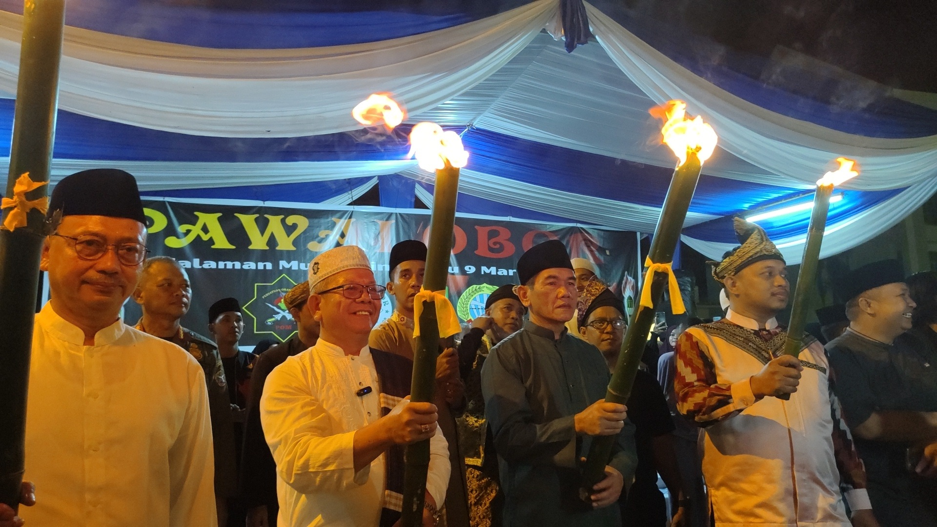 Pj Wali Kota Pontianak Ani Sofian (kedua dari kanan) memegang obor melepas peserta Pawai Obor sambut Ramadan 1445 Hijriyah.