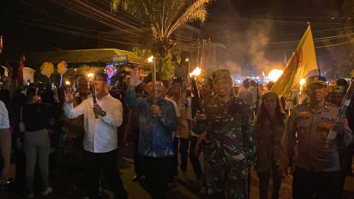 RAMADAN : Takbir dan lantunan sholawat kepada Nabi Muhammad SAW menggema mengiringi langkah ribuan peserta Pawai Obor dan Lentera dalam menyambut datangnya bulan suci Ramadan 1445 H.