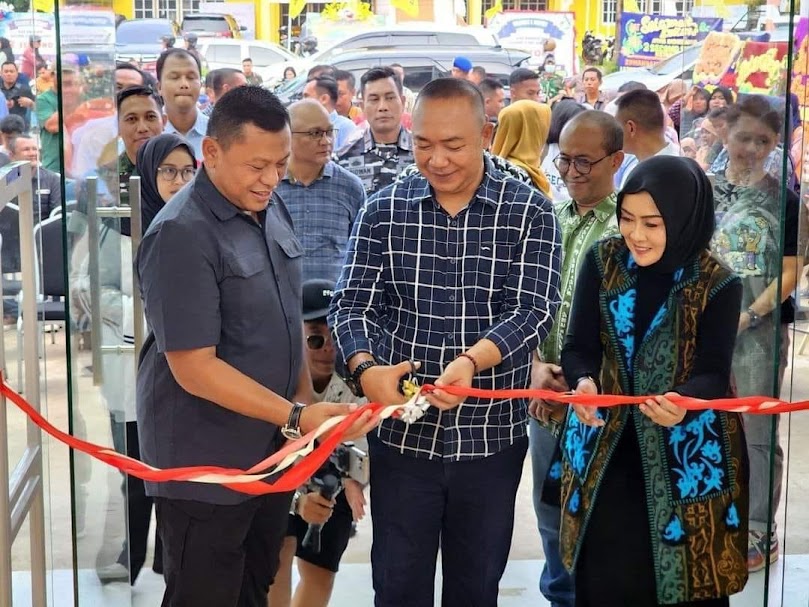 POTONG PITA: Sekda Alexander Wilyo bersama Danrem Brigjen TNI Luqman Arief, memotong pita soft opening 3Second di Ketapang, Minggu (10/3).