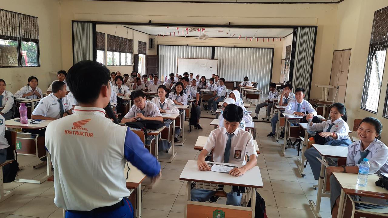 Edukasi safety riding Astra Motor Kalbar di SMAN 9 Singkawang.