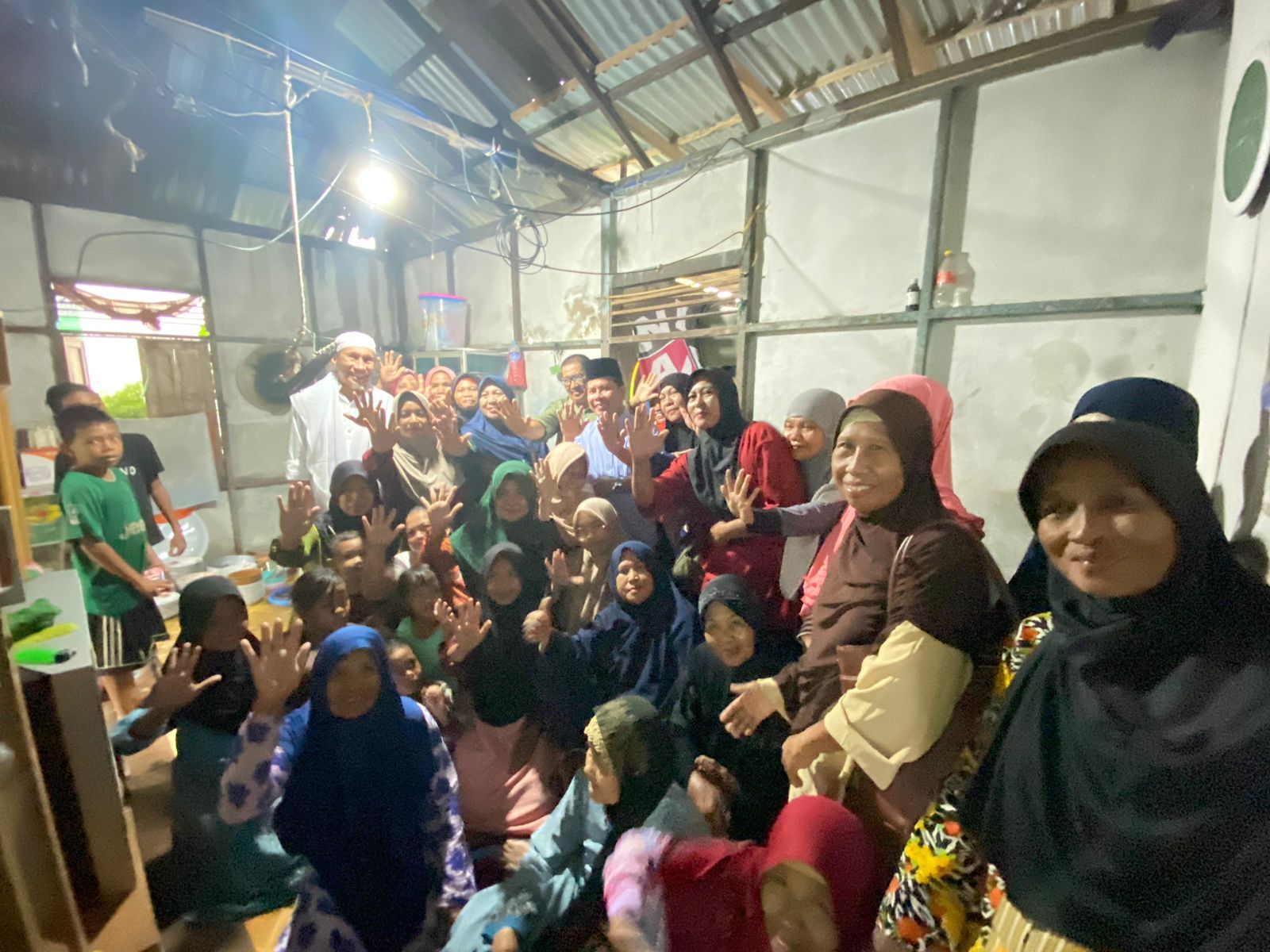 KUNJUNGAN: Bupati Sambas Satono bertemu warga dalam kunjungannya ke sejumlah desa di Kabupaten Sambas.