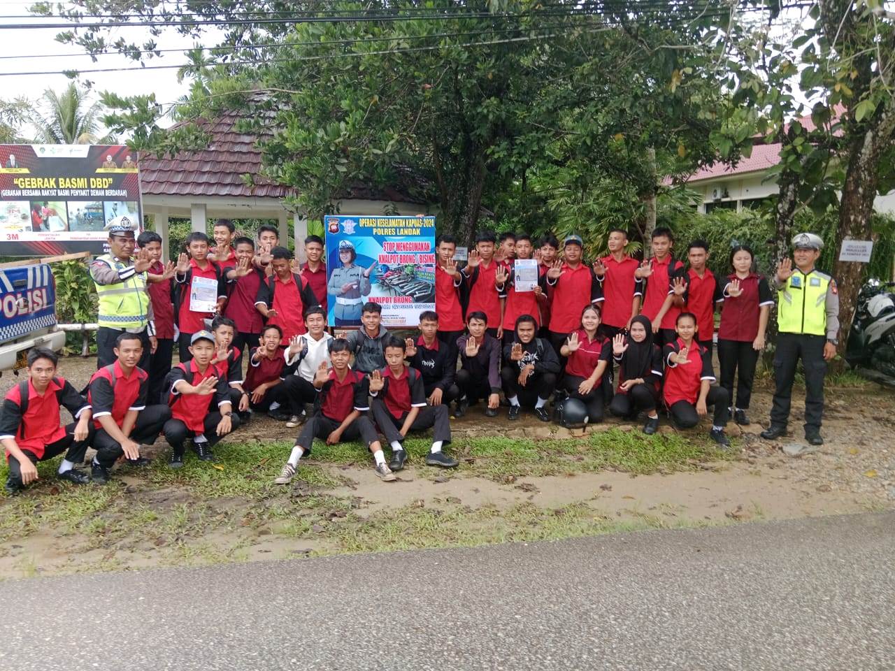 SOSIALISASI: Suasana sosialisasi tertib berlalu lintas Satlantas Polres Landak kepada SMKN 1 Ngabang, Rabu (6/3).