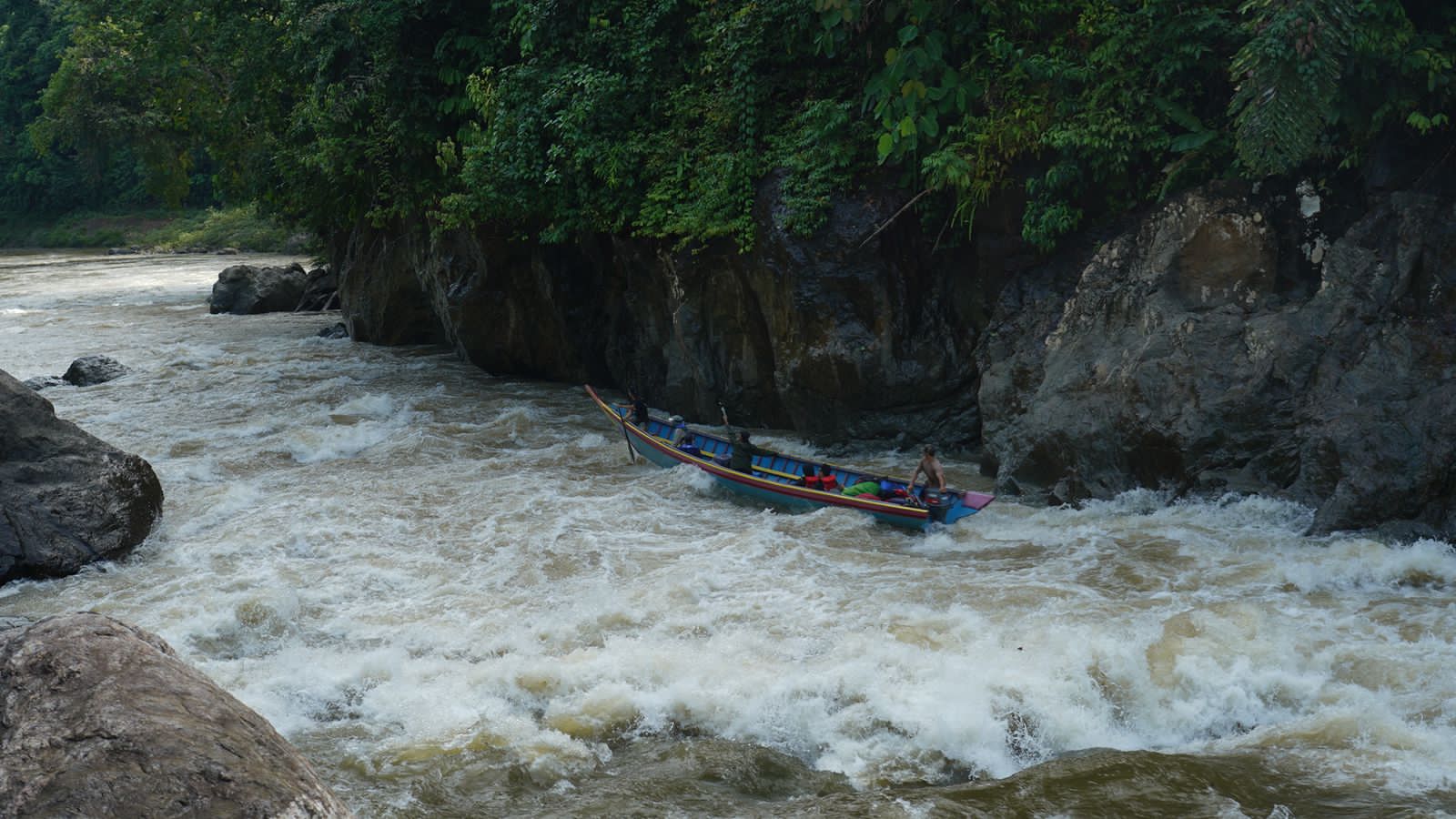 RIAM EKSTREM: Motoris juru batu bersama Kepala Dinas Pendidikan dan Kebudayaan Kalbat Rita Hastarita&nbsp; melewati riam ekstrem menuju Desa Tanjung Lokang.
