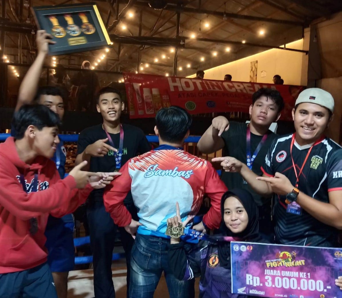 SELEBRASI: Sejumlah atlet dan kru muaythai asal Kabupaten Sambas merayakan kemenangan Weng Muaythai Fight Night 2024 di Pontianak.