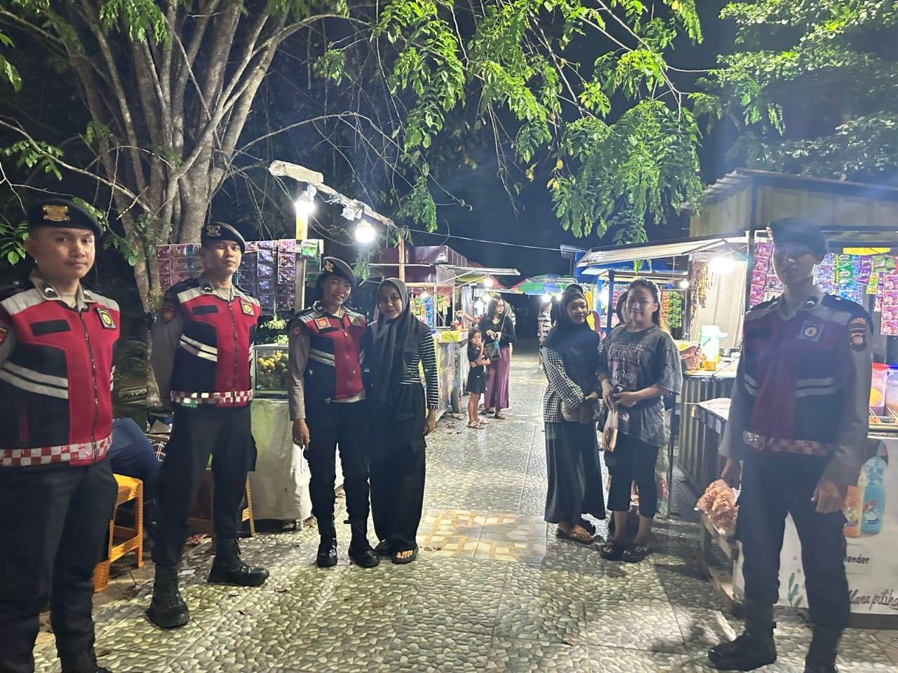 Personel Polres Landak menggelar patroli malam di seputar Kecamatan Ngabang, Minggu (10/3).