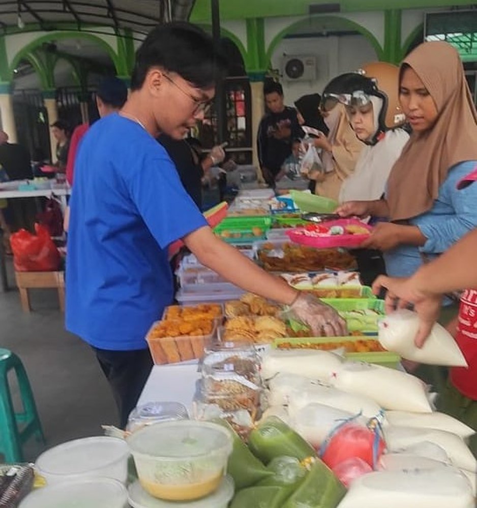 Meriah Ramadhan 1445 Hijriah (2024), ada satu tradisi yang tetap lekang oleh zaman yakni berburu takjil berbuka.