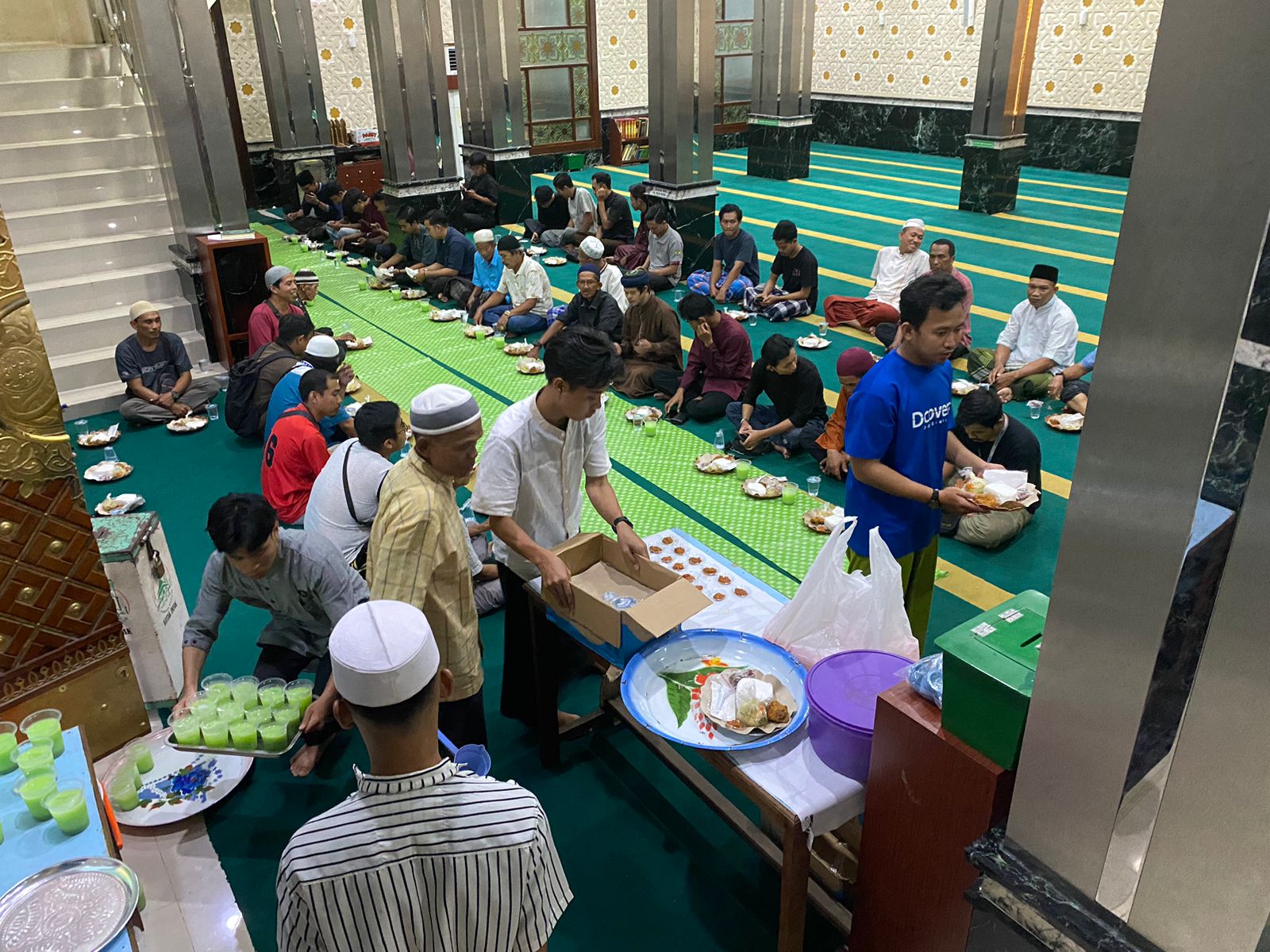 Kesibukan jemaah Masjid Ikhwanul Mukminin dalam mempersiapkan hidangan berbuka puasa.