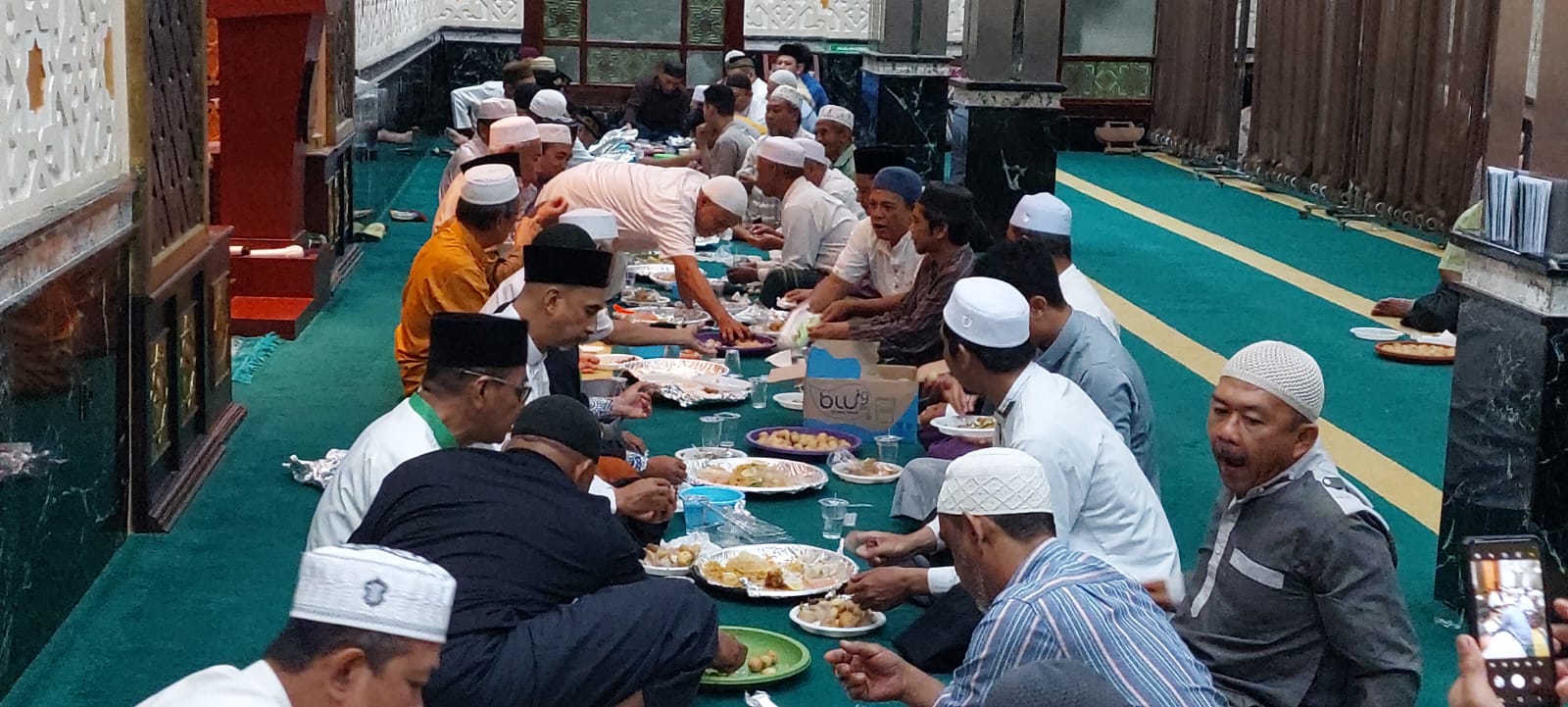 Jemaah Masjid Ikhwanul Mukminin berbuka puasa bersama.
