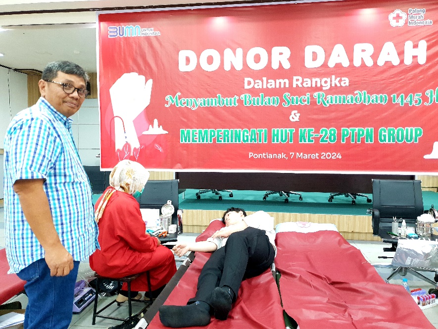 DONOR DARAH : SEVP Business Support&nbsp;PTPN&nbsp;IV Regional V meninjau pelaksanaan donor darah di Aula Utama Region Office&nbsp;PTPN&nbsp;IV Regional V (07/03).&nbsp;//PTPN&nbsp;For Pontianak Post