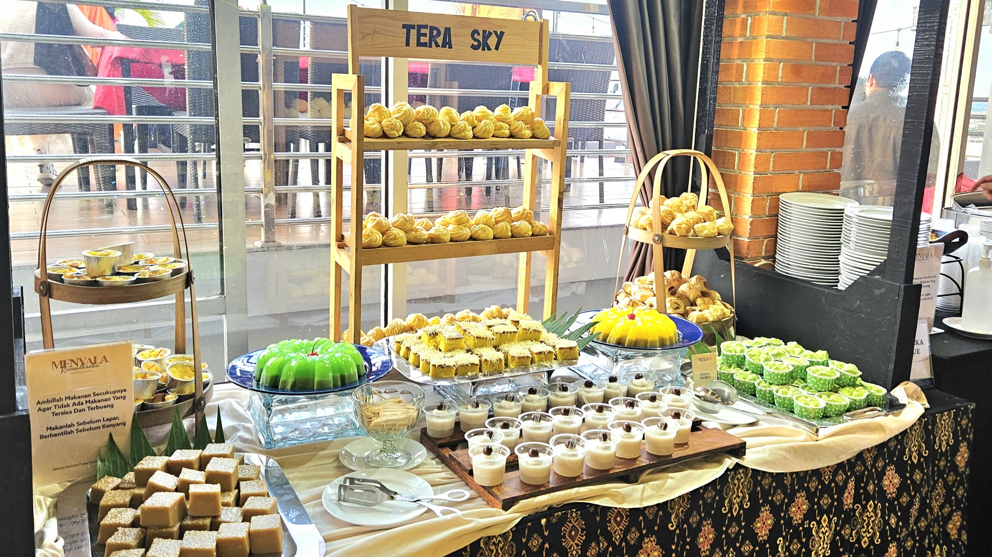 Aneka makanan tradisional dari berbagai penjuru negeri serta aneka kue dan minuman tersaji untuk menemani buka puasa Anda di Transera Hotel Pontianak.