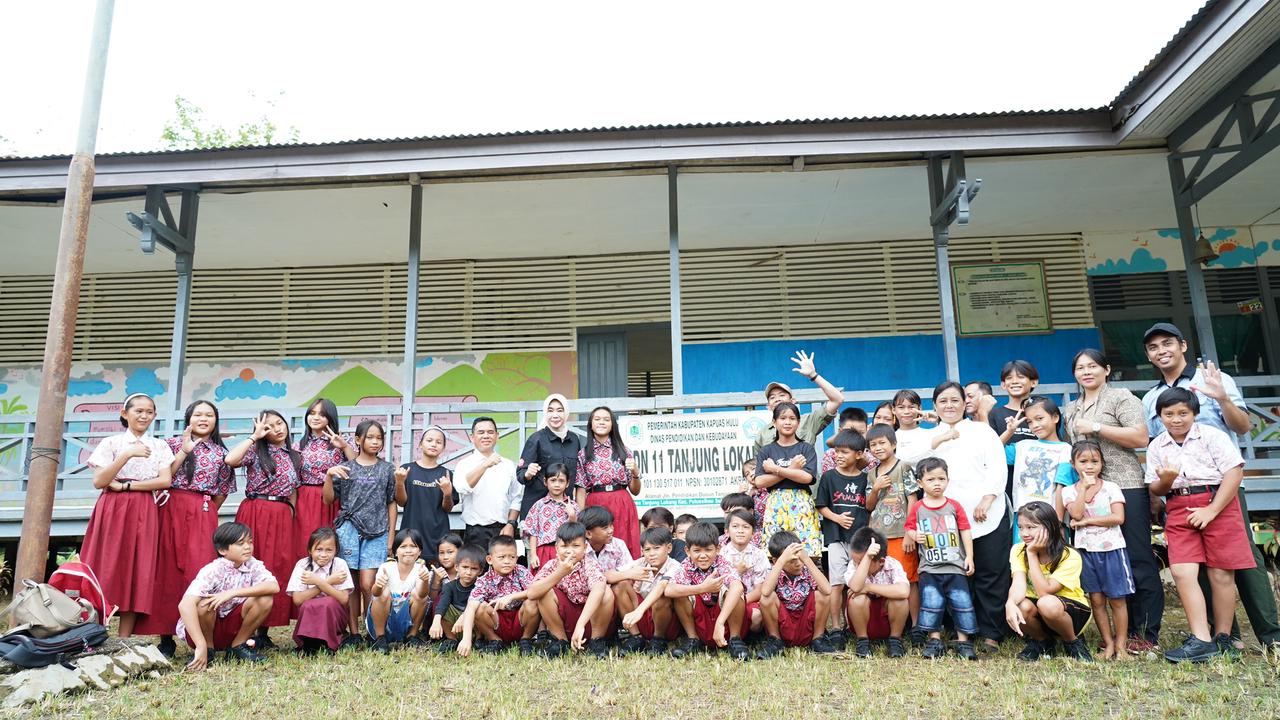 Anak SD 11 Tanjung Lokang menginginkan adanya SMP, sehingga untuk melanjutkan sekolah mereka tak lagi ke Putussibau.
