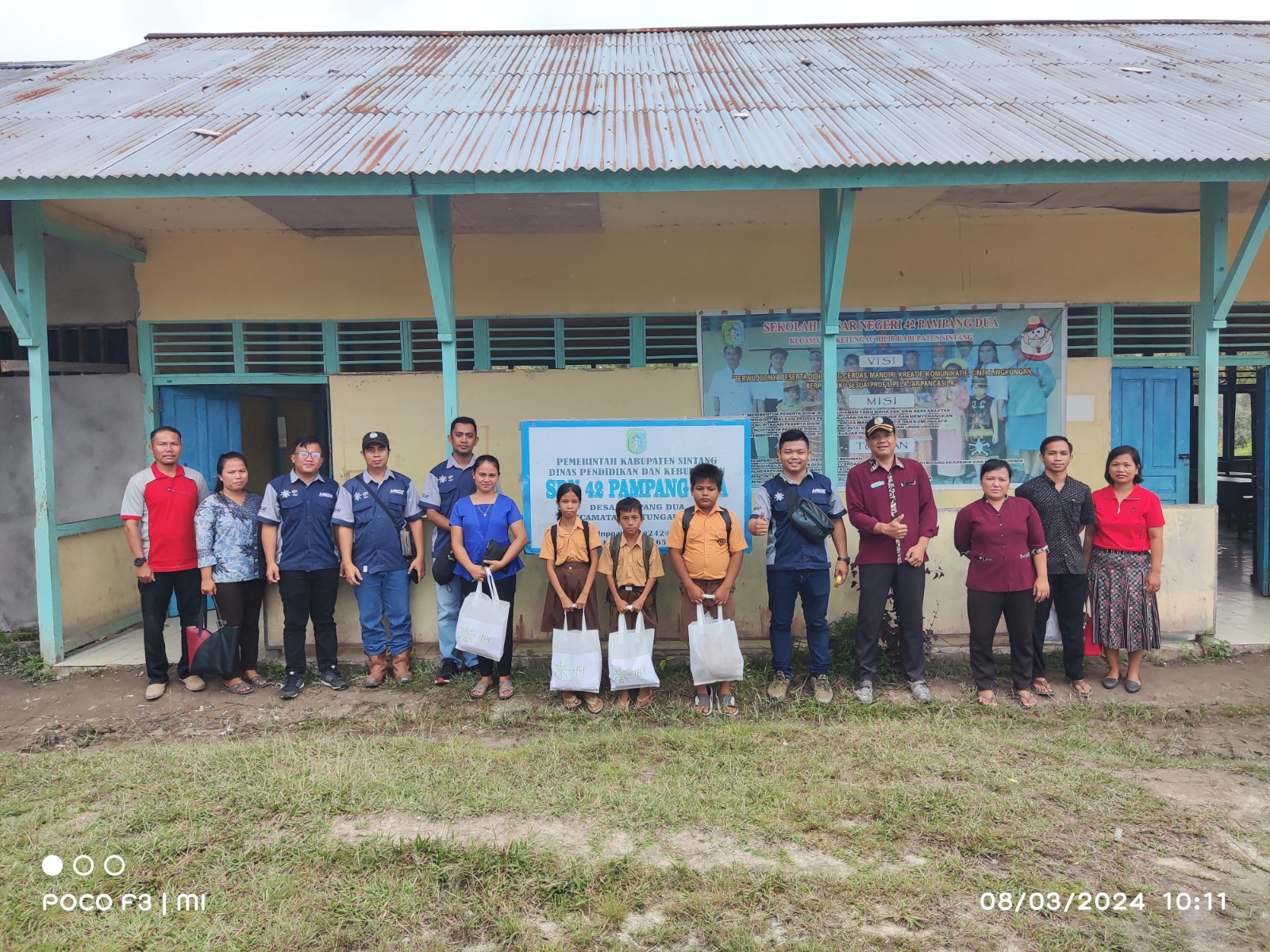 Manajemen PT Buana Hijau Abadi (BHA) 2 Utara dan CSR HPI Agro saat menyerahkan bingkisan seragam dan sepatu melalui program Peduli Pendidikan kepada siswa-siswi SD Desa Pampang 2 dan Desa Batu Ampar.