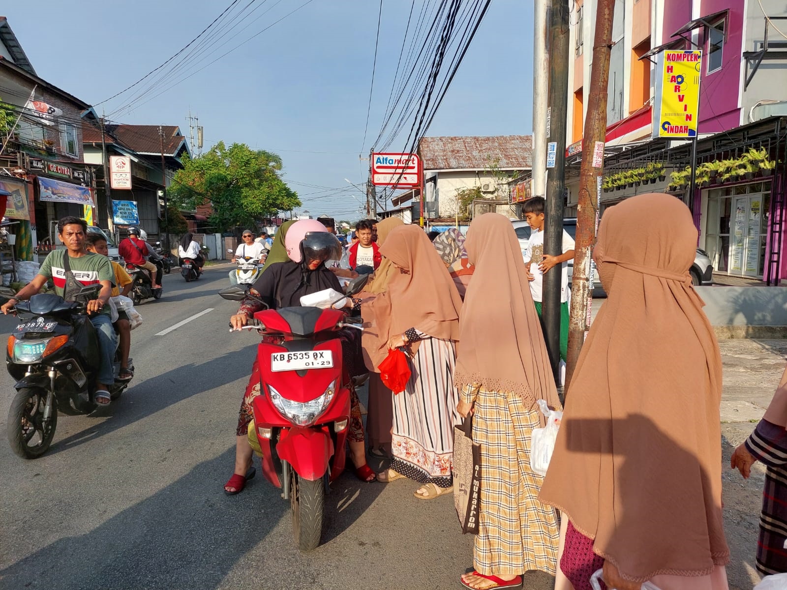 BERBAGI TAKJIL: Majelis Taklim Syaiful Islam berbagi takjil bersama warga di sekitar kawasan Pontianak Barat.